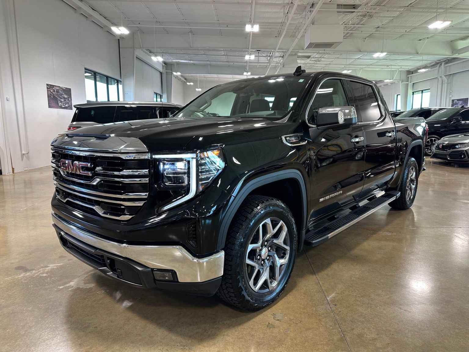 Used 2024 GMC Sierra 1500 SLT w/ SLT Premium Package AWD/4WD image 3
