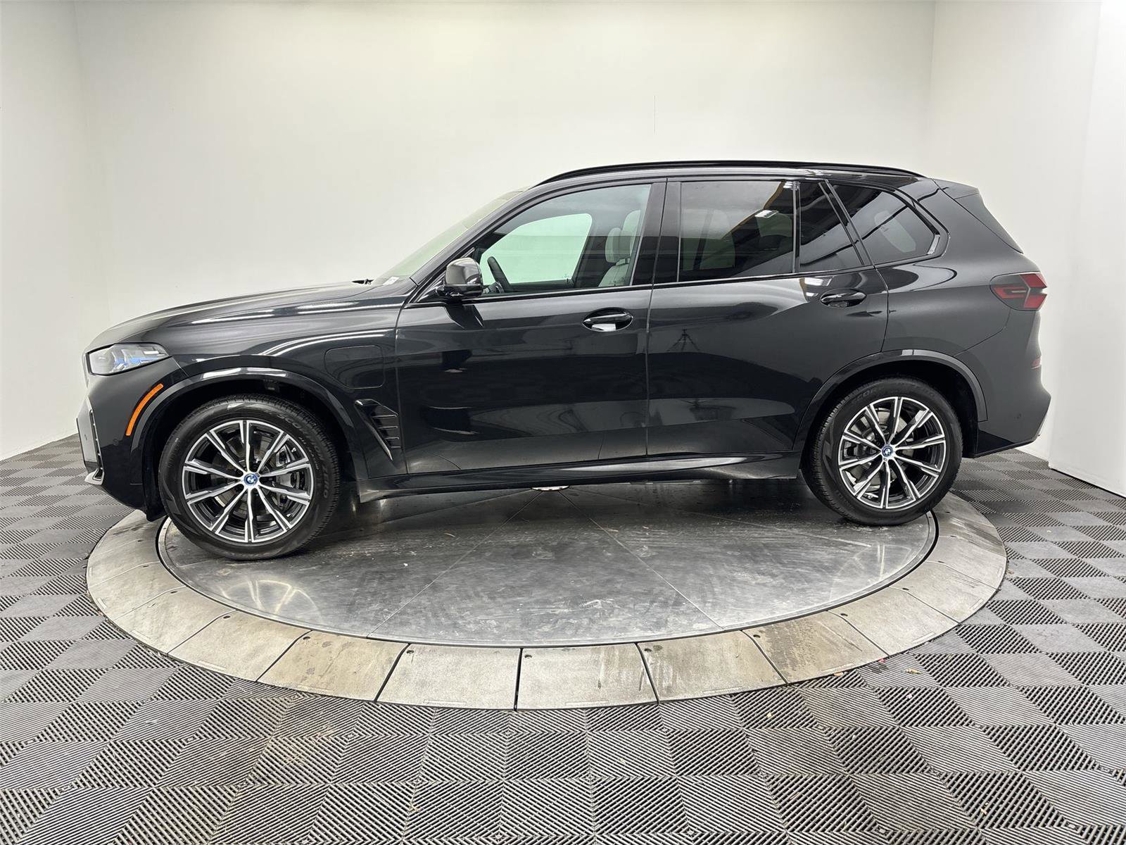 Used 2025 BMW X5 xDrive50e w/ M Sport Package image 16