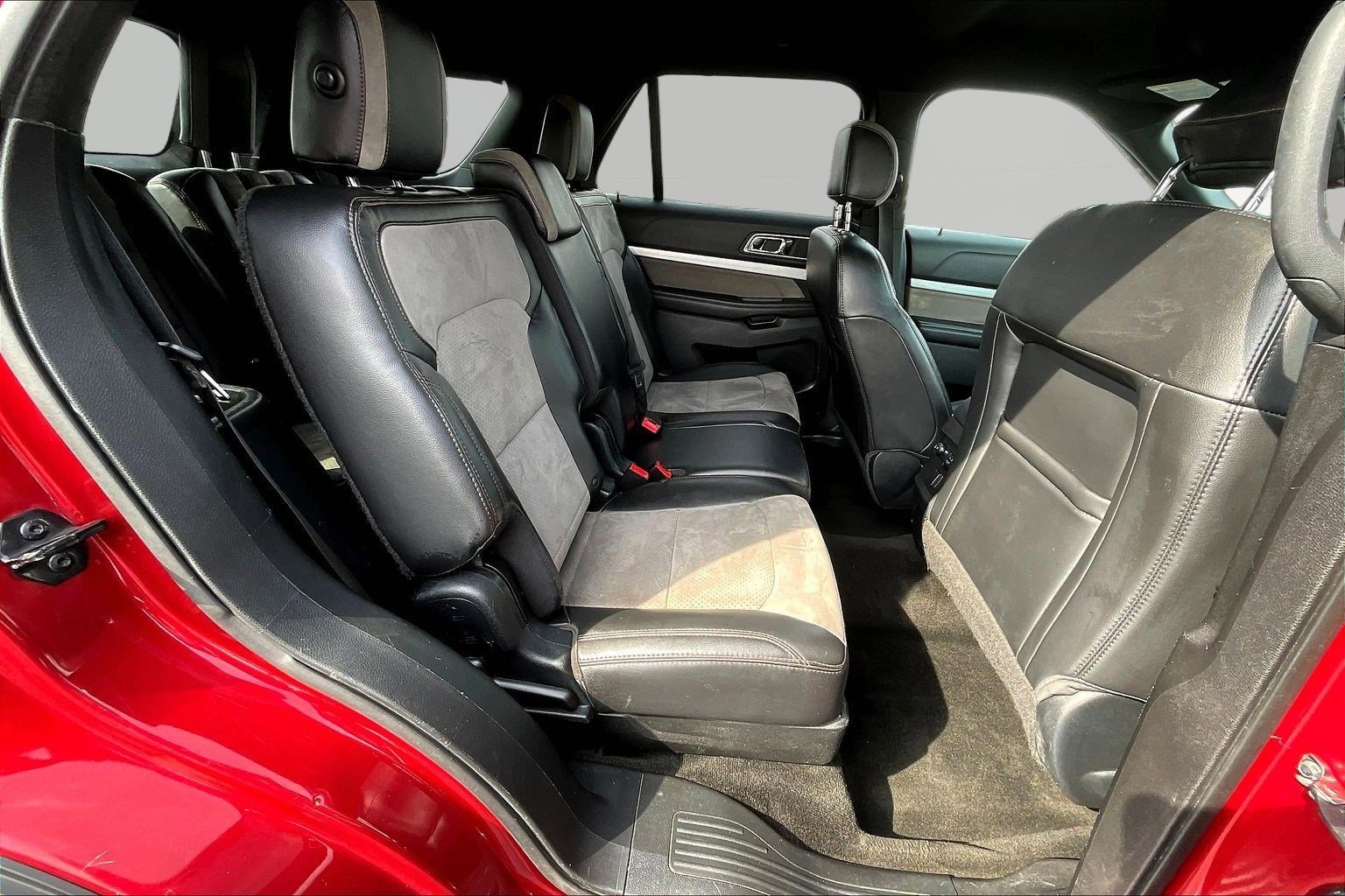 Used 2017 Ford Explorer XLT w/ Equipment Group 202A image 26