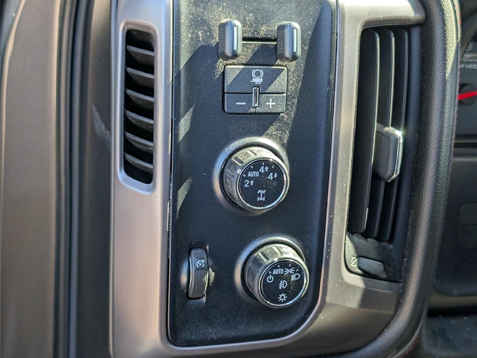 Used 2015 GMC Sierra 1500 SLT w/ All-Terrain Package AWD/4WD image 21