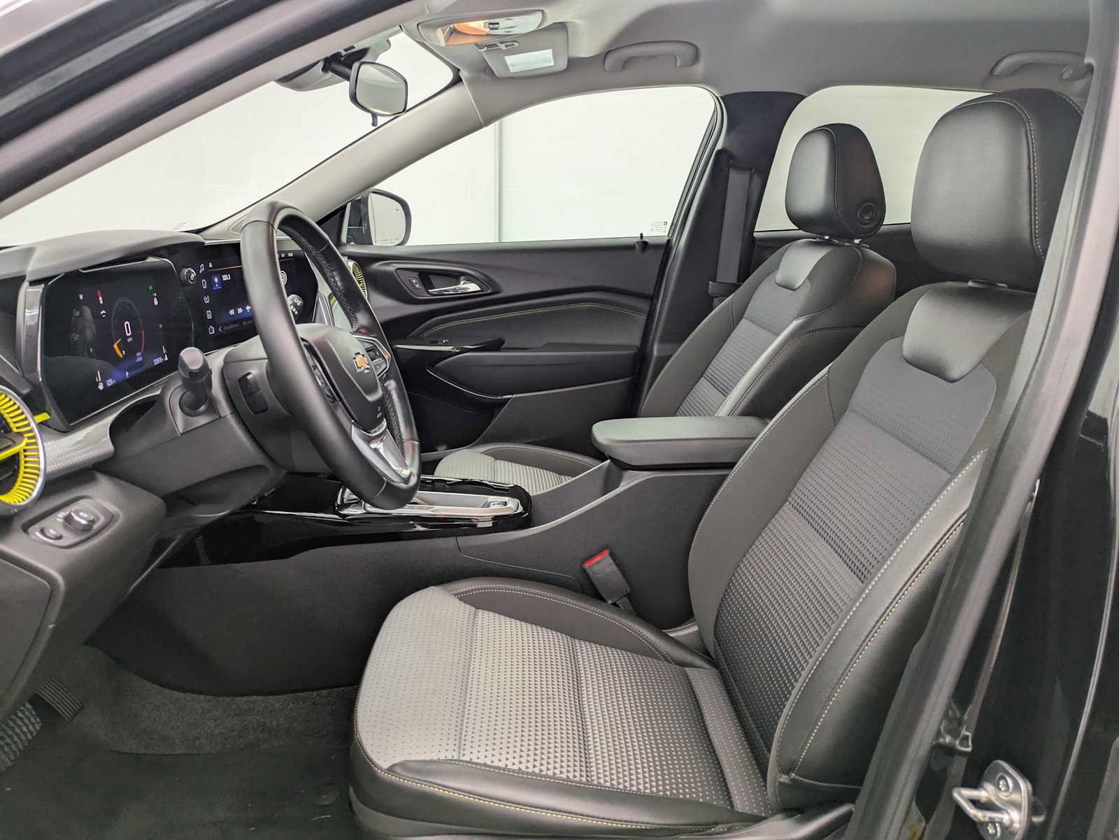 Used 2024 Chevrolet Trax LT w/ Driver Confidence Package FWD image 17