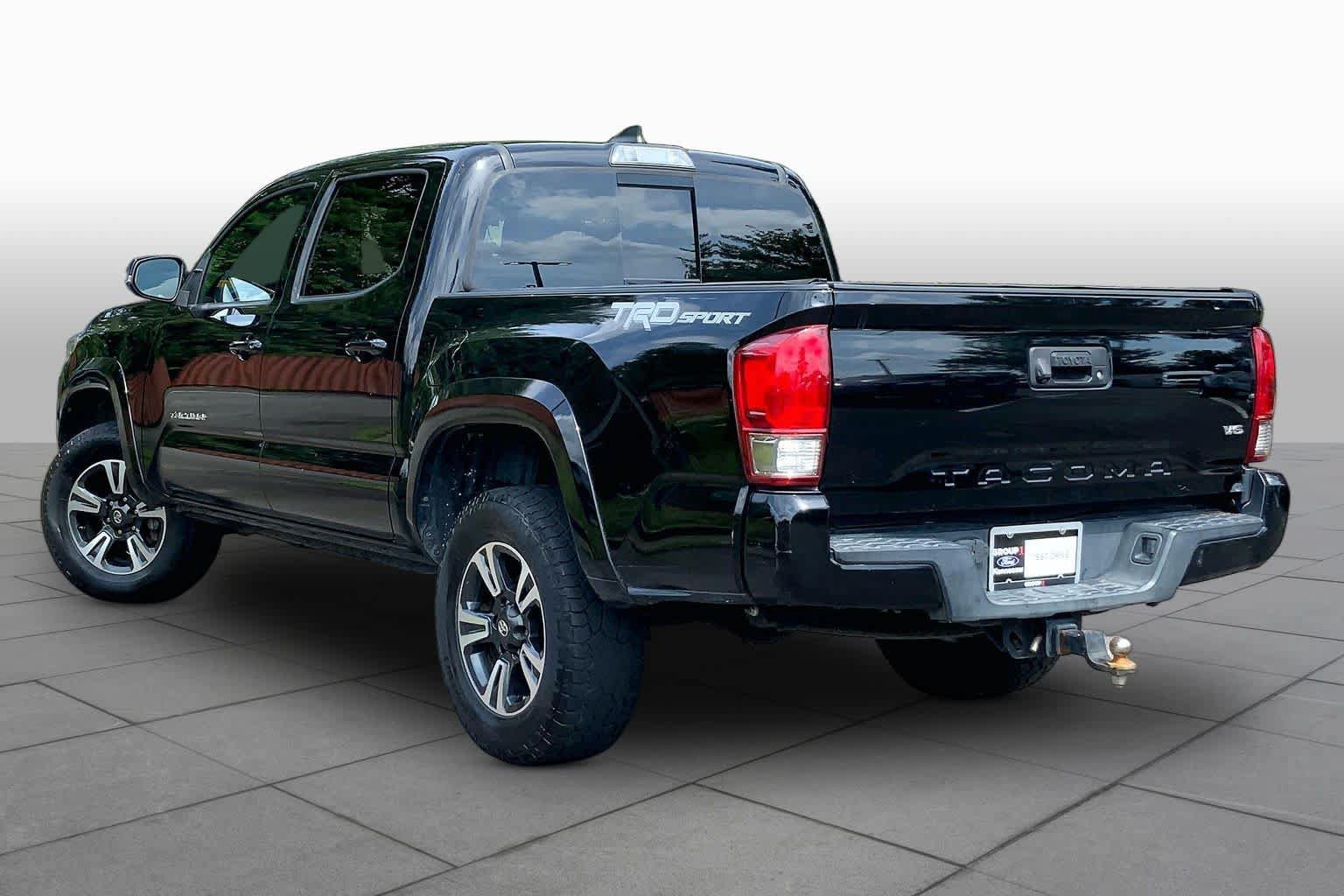 Used 2017 Toyota Tacoma TRD Sport w/ Tow Package RWD image 12