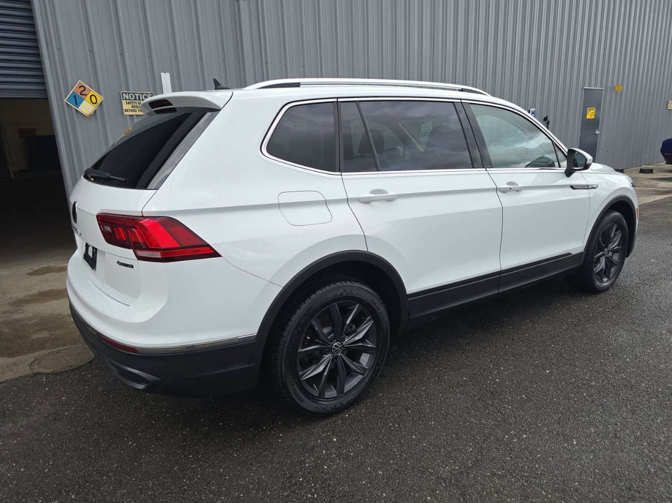 Used 2024 Volkswagen Tiguan SE AWD/4WD image 4