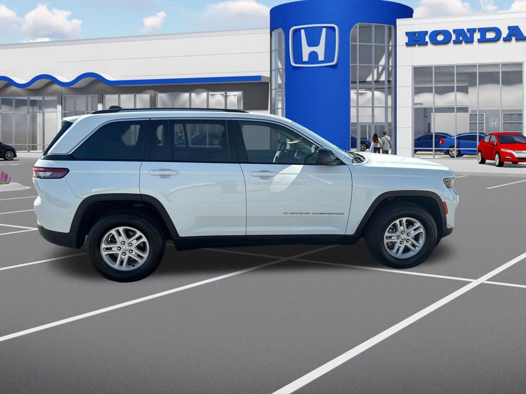 Used 2024 Jeep Grand Cherokee Laredo image 10