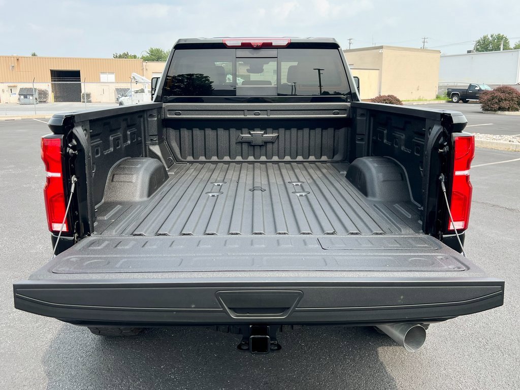 Used 2025 Chevrolet Silverado 2500 ZR2 w/ Technology Package image 13