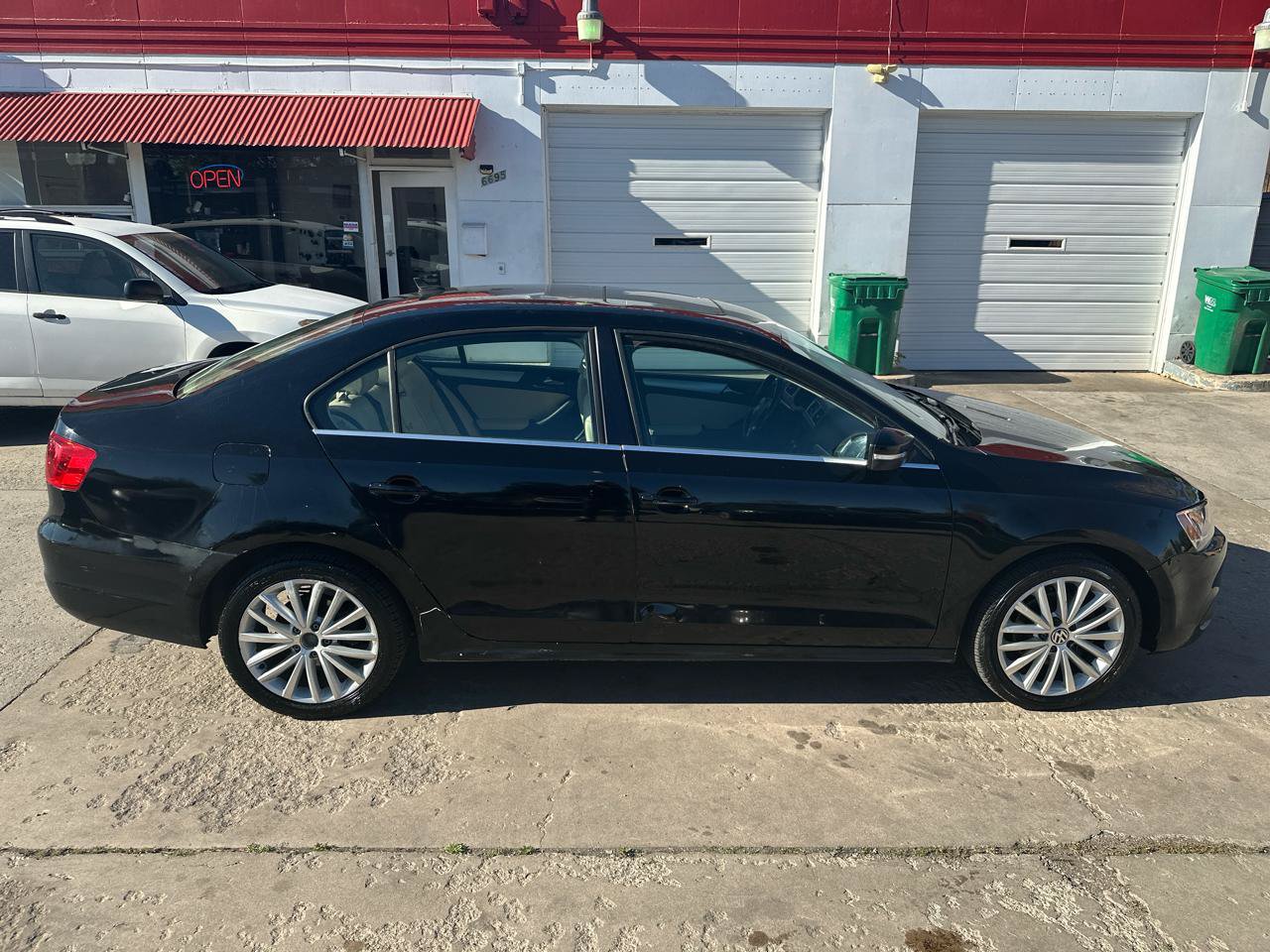 Used 2011 Volkswagen Jetta SEL FWD image 4