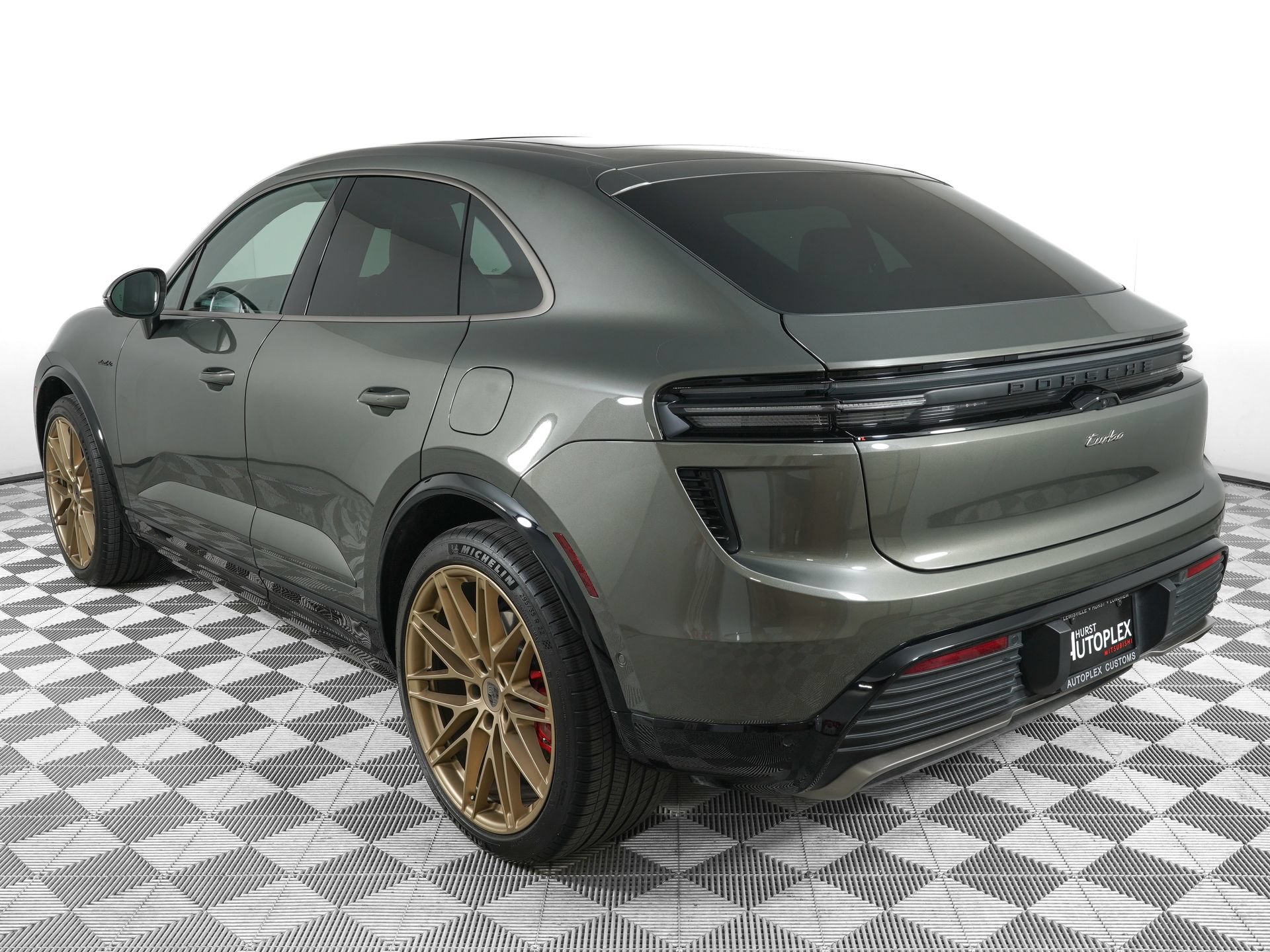 Used 2025 Porsche Macan Turbo Electric AWD/4WD image 6