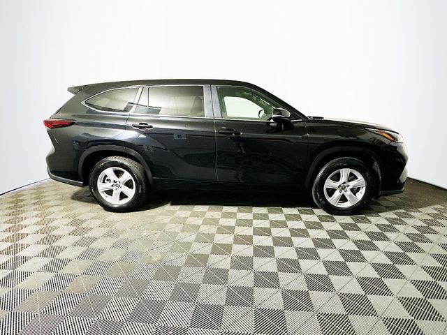 Certified 2025 Toyota Highlander LE image 9