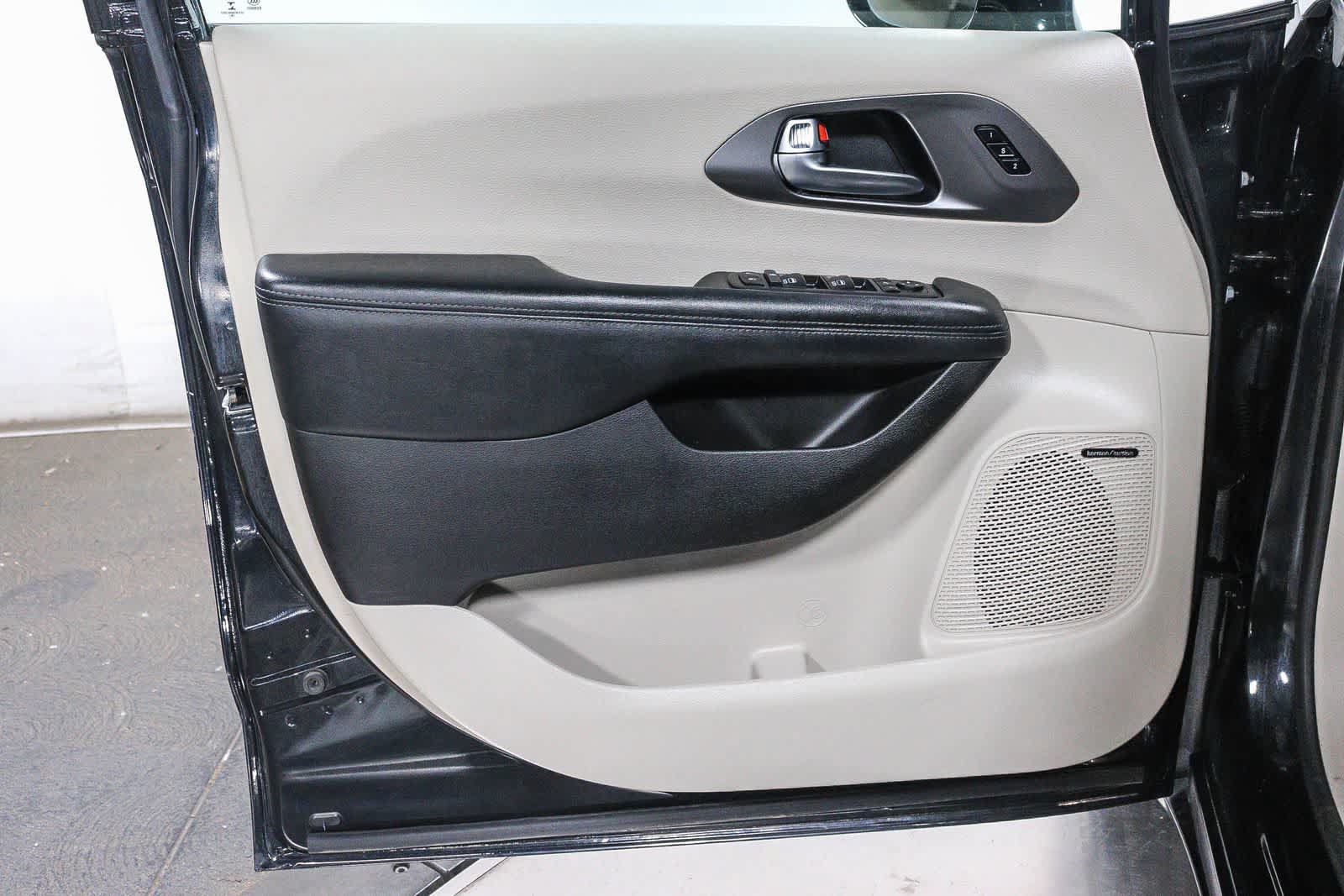 Used 2019 Chrysler Pacifica Limited w/ Advanced Safetytec Group FWD image 25