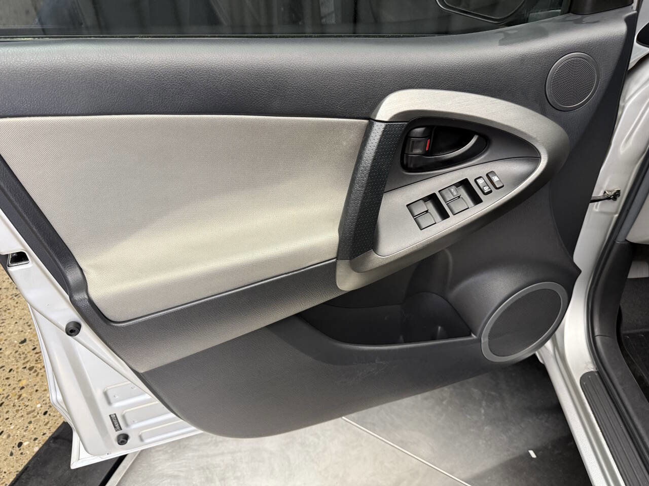 Used 2011 Toyota RAV4 4WD w/ Base L4 Extra Value Pkg image 16