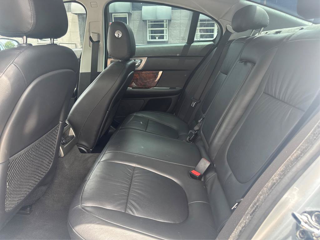 Used 2011 Jaguar XF RWD image 9