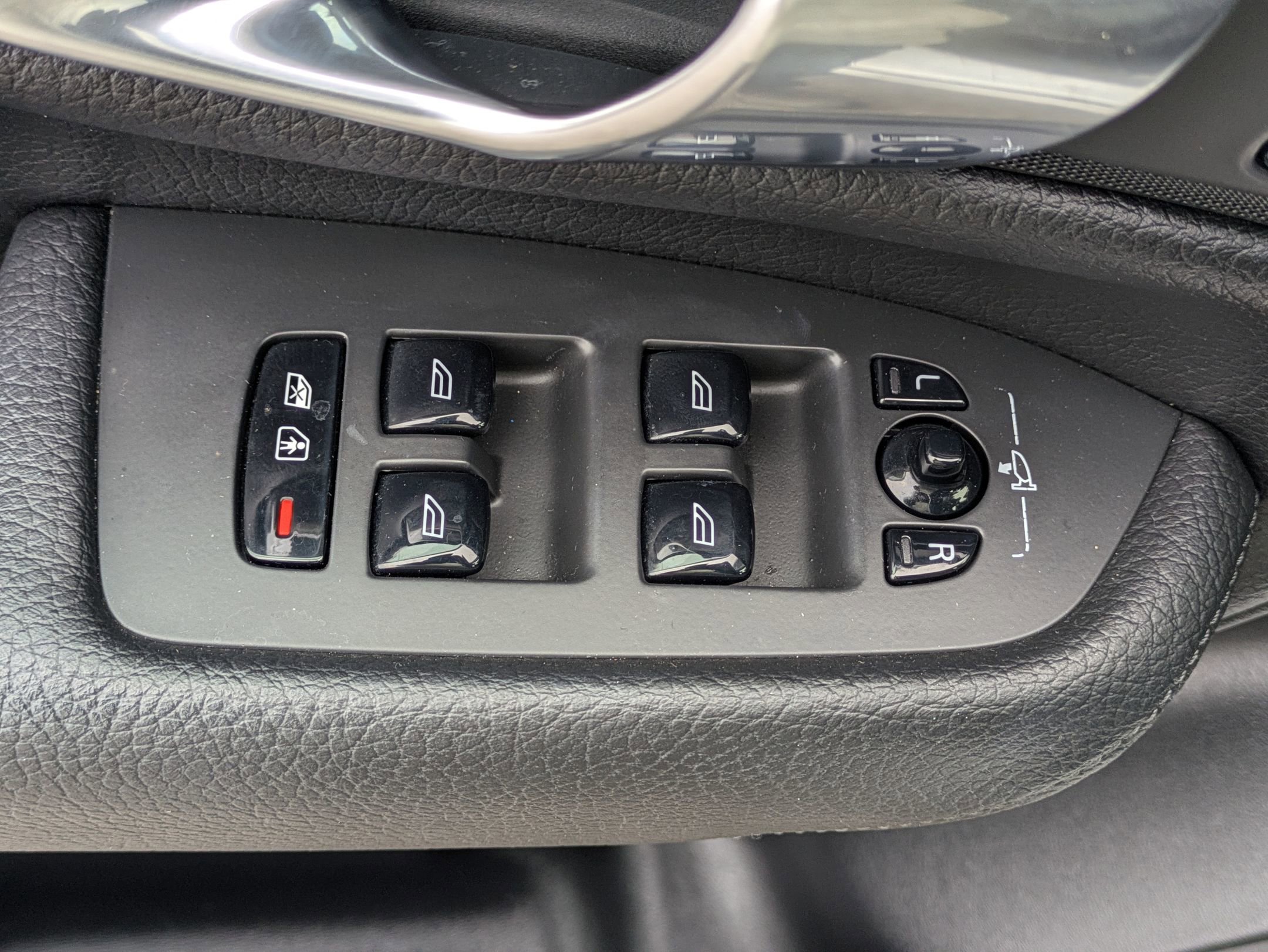 Used 2018 Volvo XC90 T6 Momentum w/ Convenience Package image 21