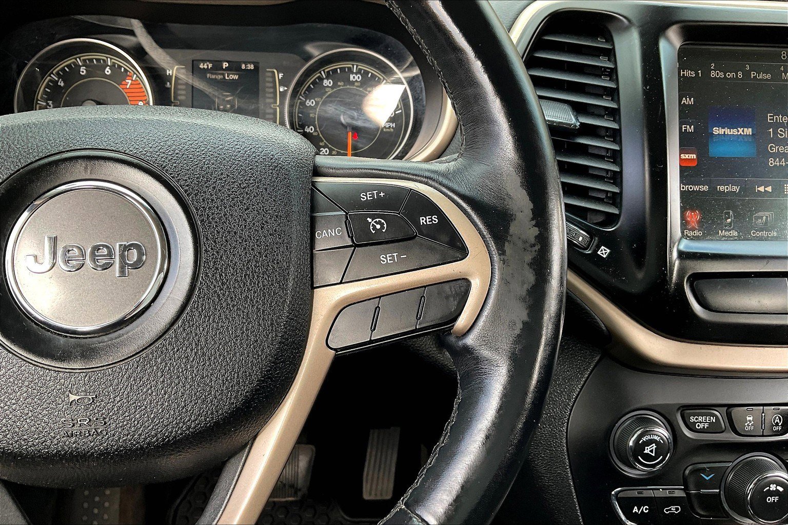 Used 2016 Jeep Cherokee Latitude w/ Cold Weather Group image 18