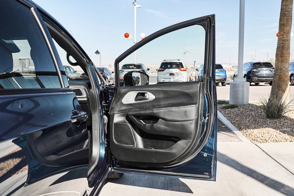Used 2025 Chrysler Pacifica Limited FWD image 9