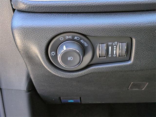 Certified 2026 Chrysler Pacifica Select image 13