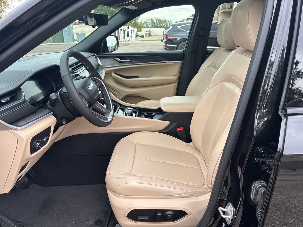 Used 2025 Jeep Grand Cherokee L Limited w/ Luxury Tech Group II AWD/4WD image 10