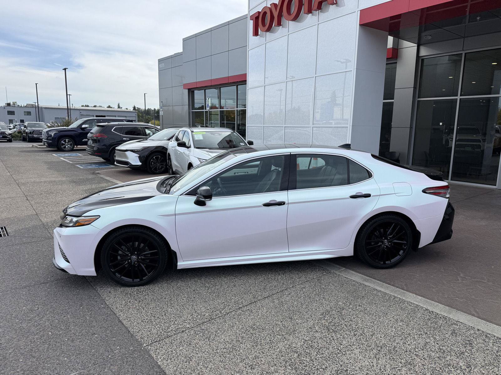 Used 2018 Toyota Camry XSE FWD image 3