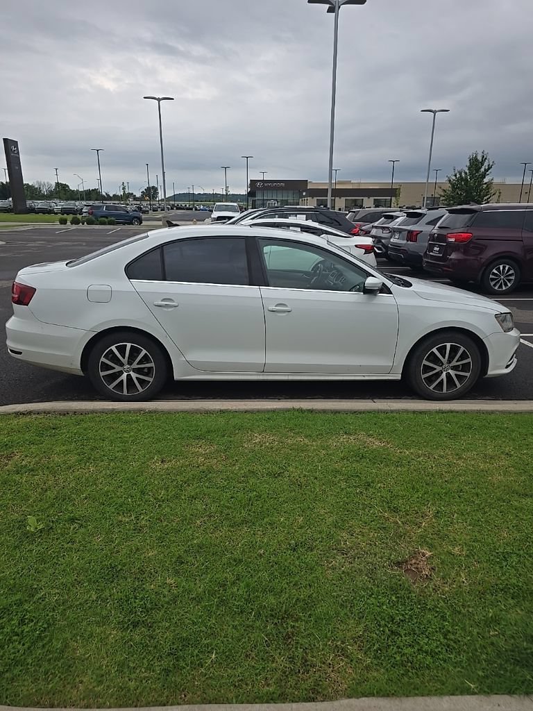 Used 2017 Volkswagen Jetta SE FWD image 2