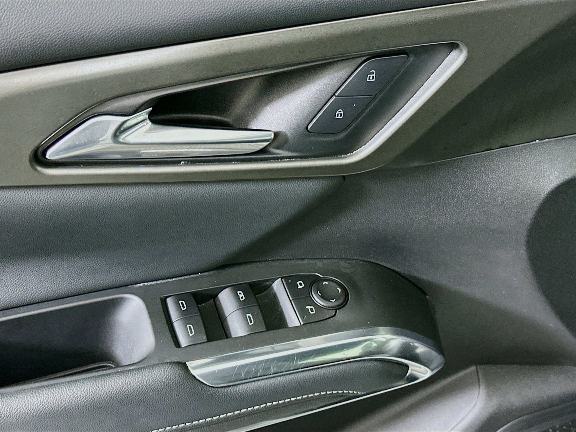 Used 2025 Chevrolet Traverse LT image 15