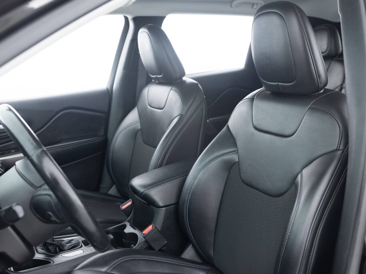 Used 2019 Jeep Cherokee Latitude Plus w/ Cold Weather Group FWD image 24