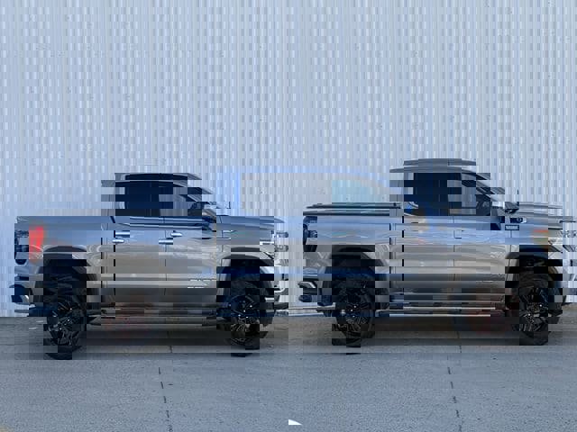 Used 2023 GMC Sierra 1500 SLT image 3