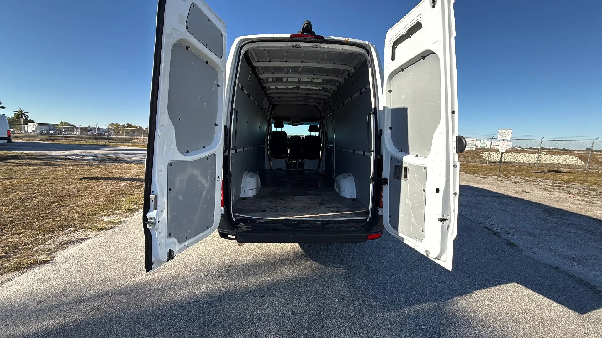 Used 2017 Mercedes-Benz Sprinter 2500 image 15