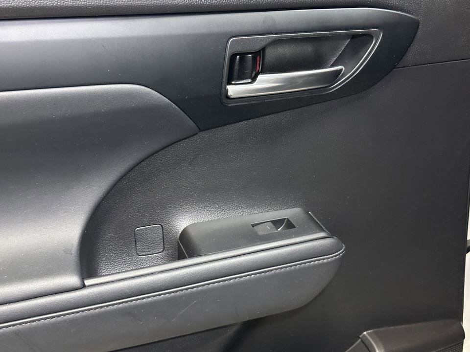 Certified 2022 Toyota Highlander XLE image 31