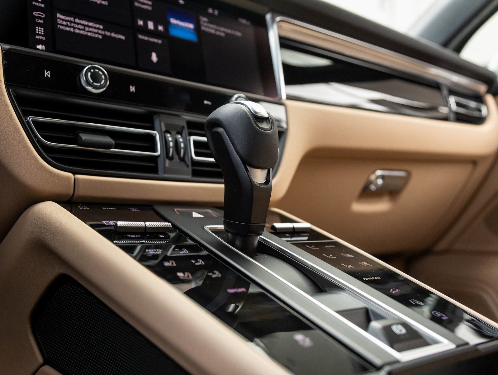 Used 2025 Porsche Macan image 27