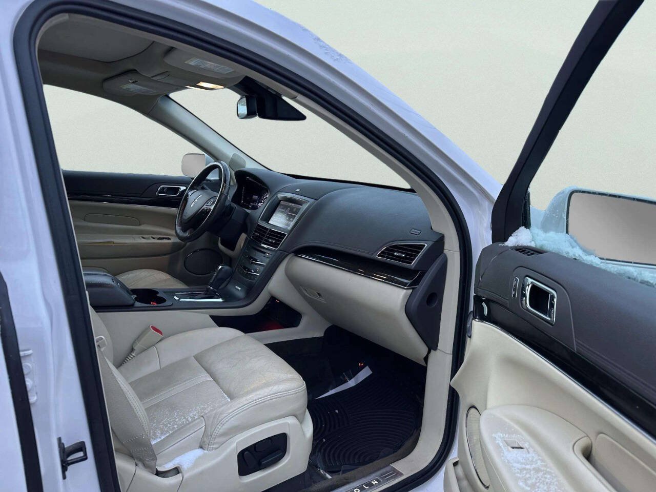 Used 2013 Lincoln MKT AWD image 22