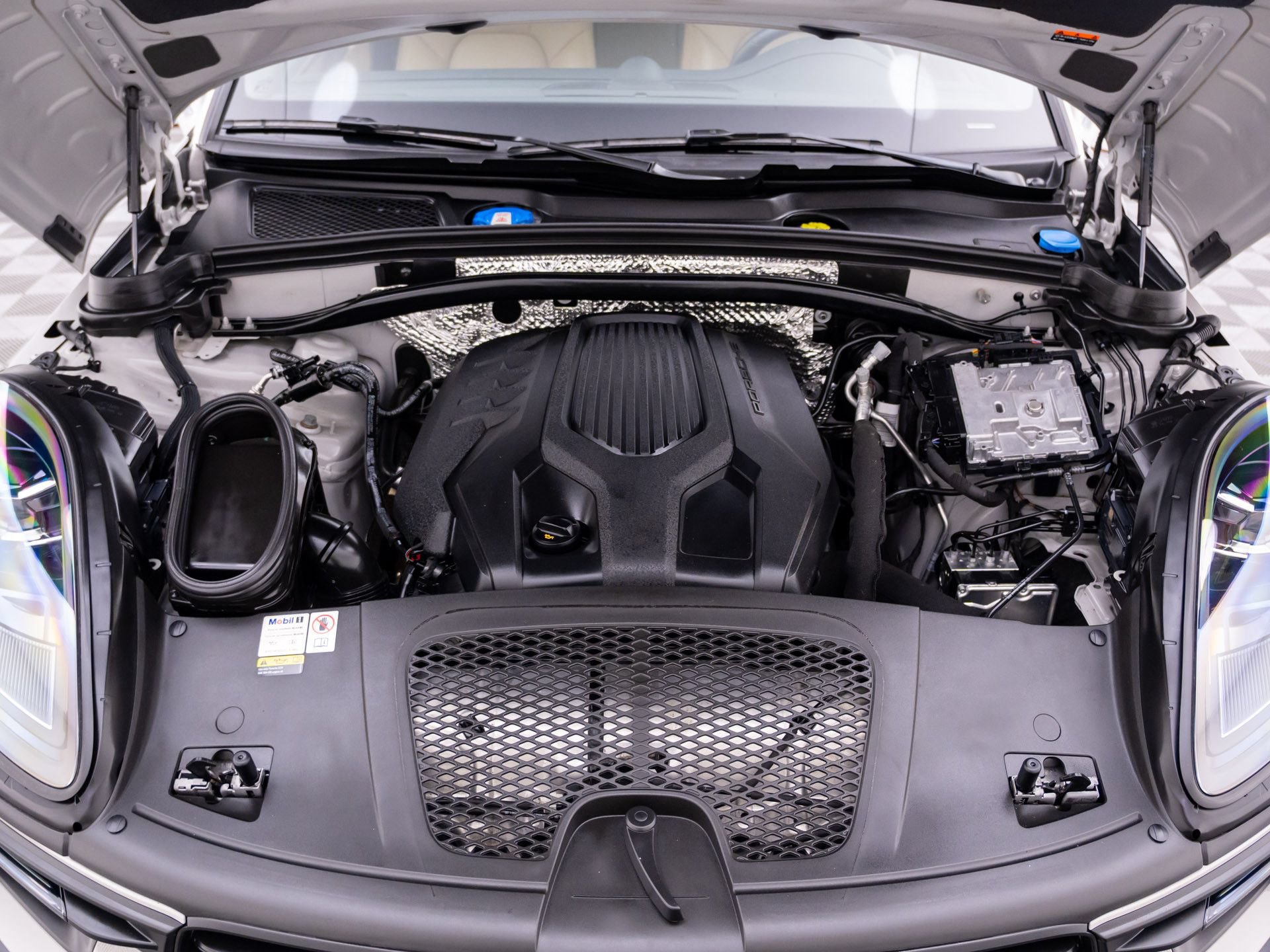 Used 2023 Porsche Macan AWD/4WD image 28