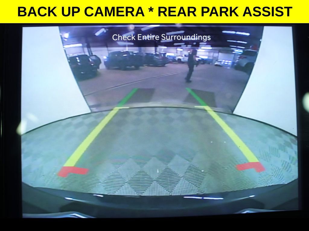 Used 2024 Chrysler Pacifica Touring-L image 7