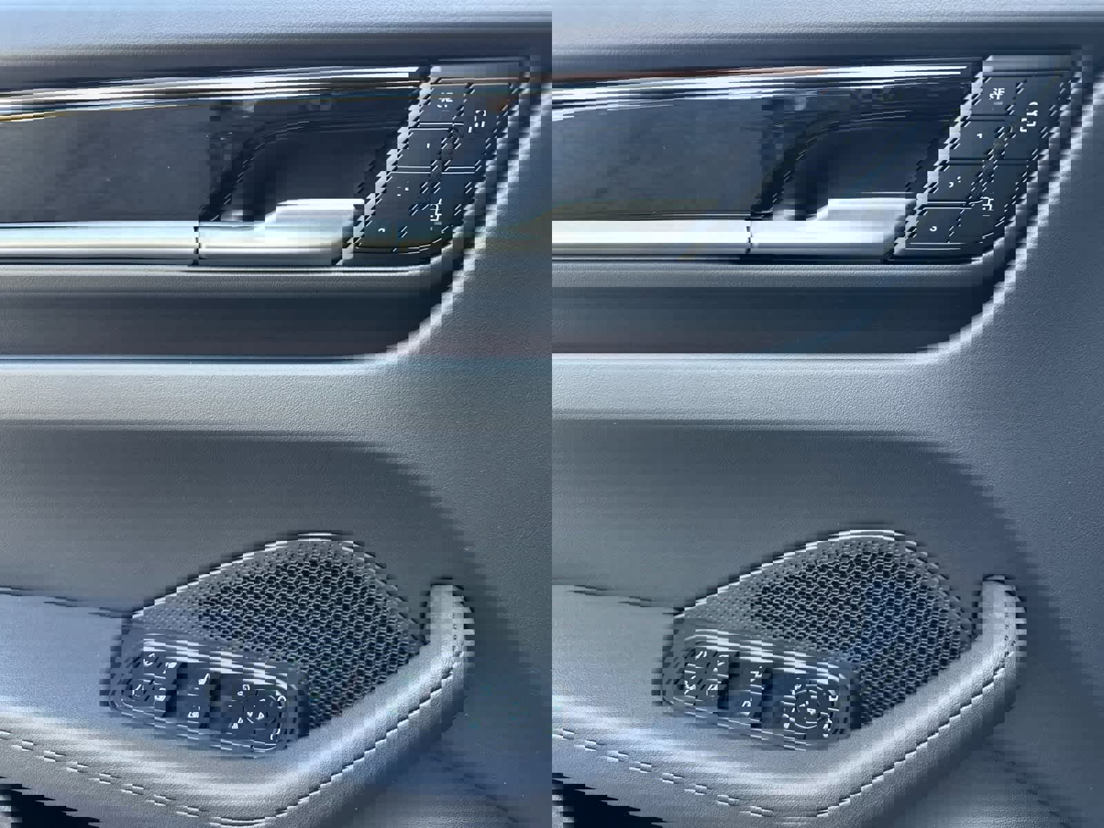 New 2025 Porsche Macan 4 Electric image 12