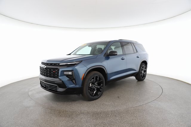 Used 2025 Chevrolet Traverse RS image 2