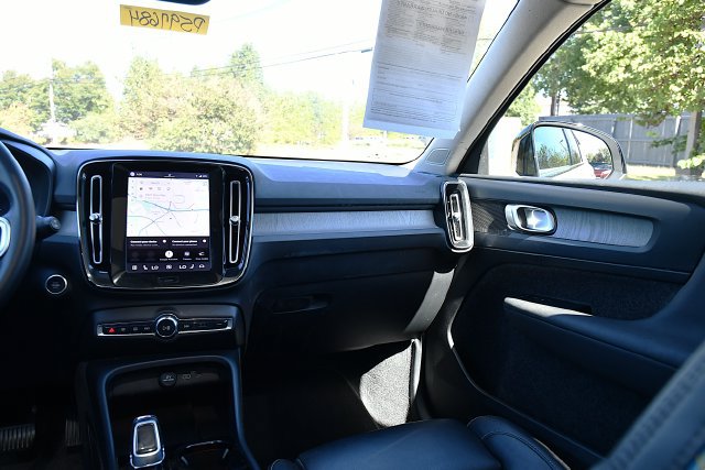 Certified 2025 Volvo XC40 B5 Plus AWD/4WD image 21