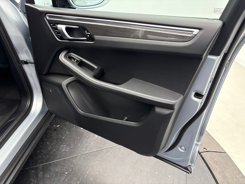 Certified 2023 Porsche Macan AWD/4WD image 23