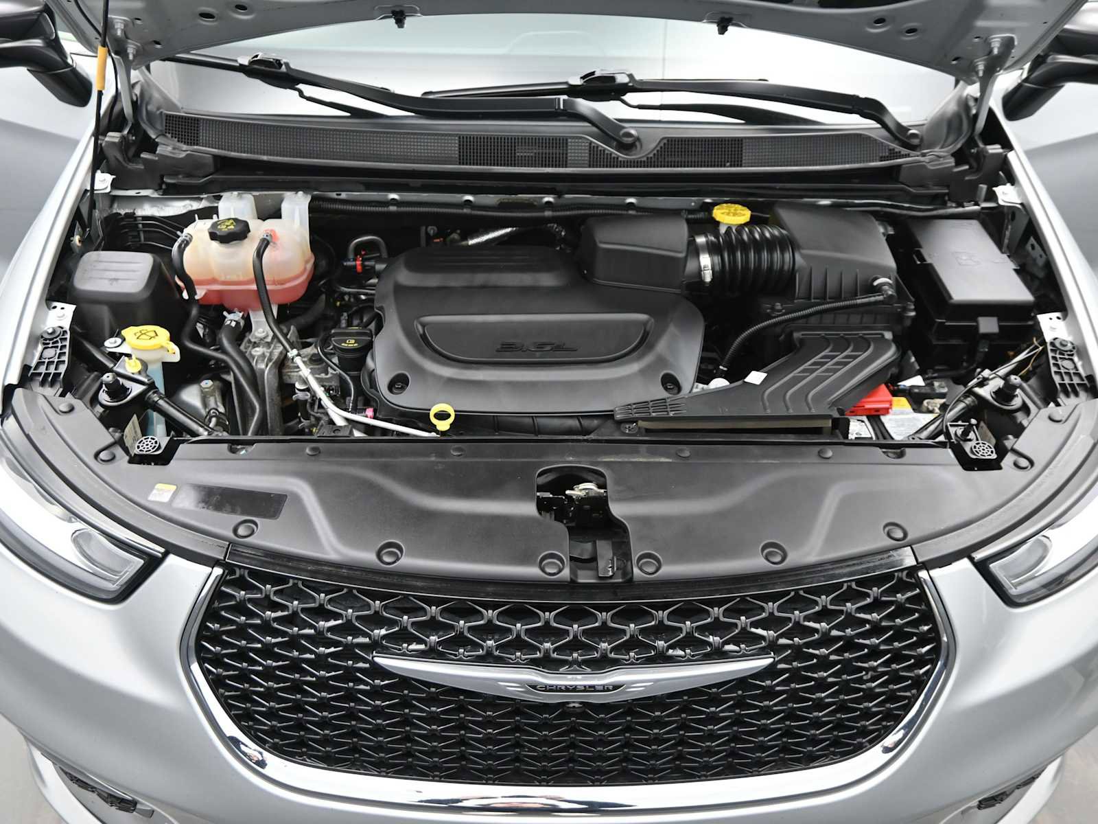 Used 2024 Chrysler Pacifica Touring-L image 22