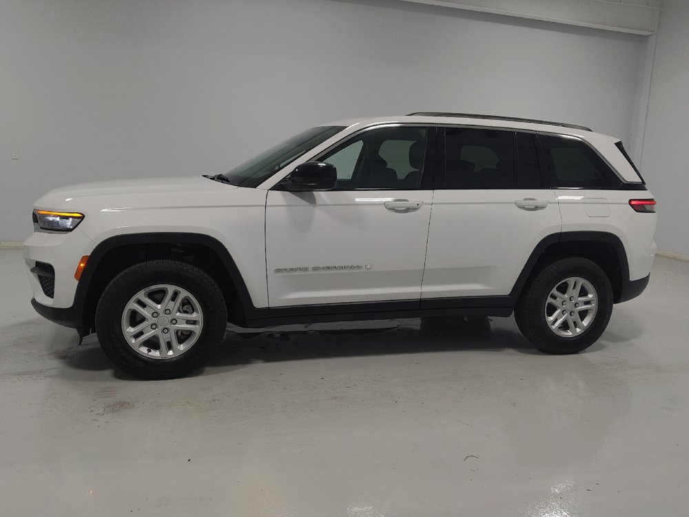 Used 2023 Jeep Grand Cherokee Laredo w/ Luxury Tech Group I AWD/4WD image 2