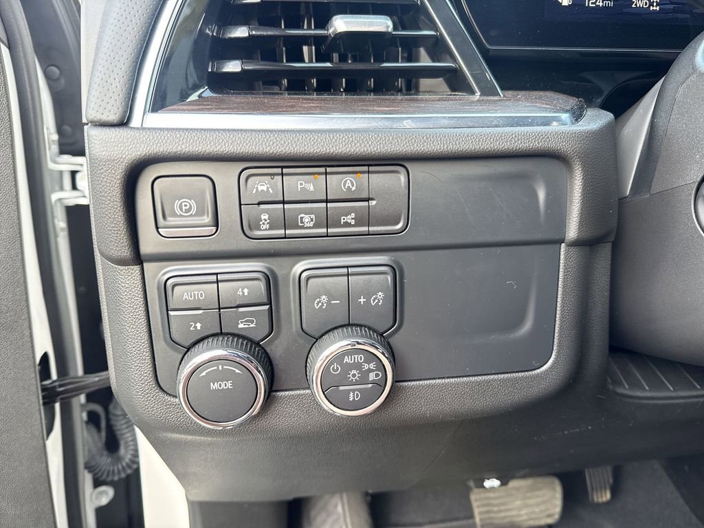 Used 2025 Chevrolet Suburban Premier AWD/4WD image 33