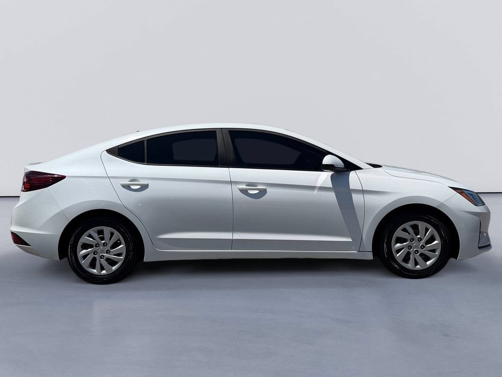Used 2020 Hyundai Elantra SE w/ Cargo Package (C1) FWD image 2