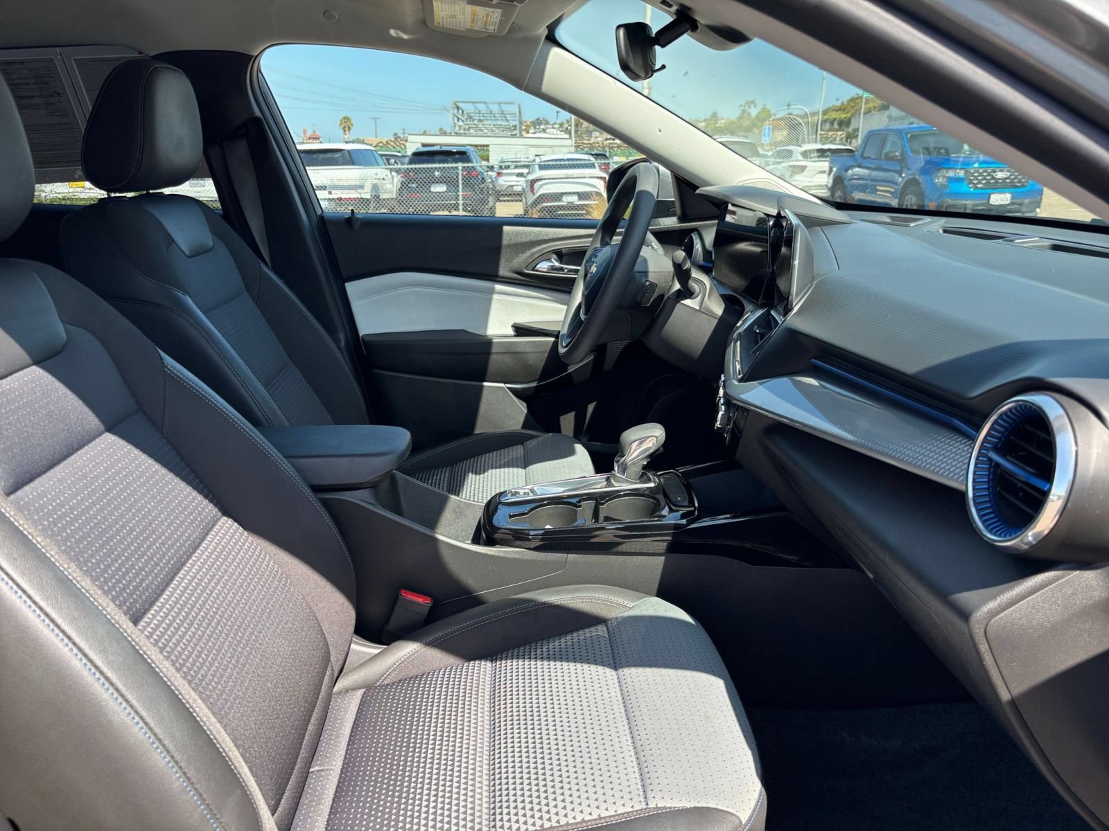 Used 2025 Chevrolet Trax LT FWD image 34