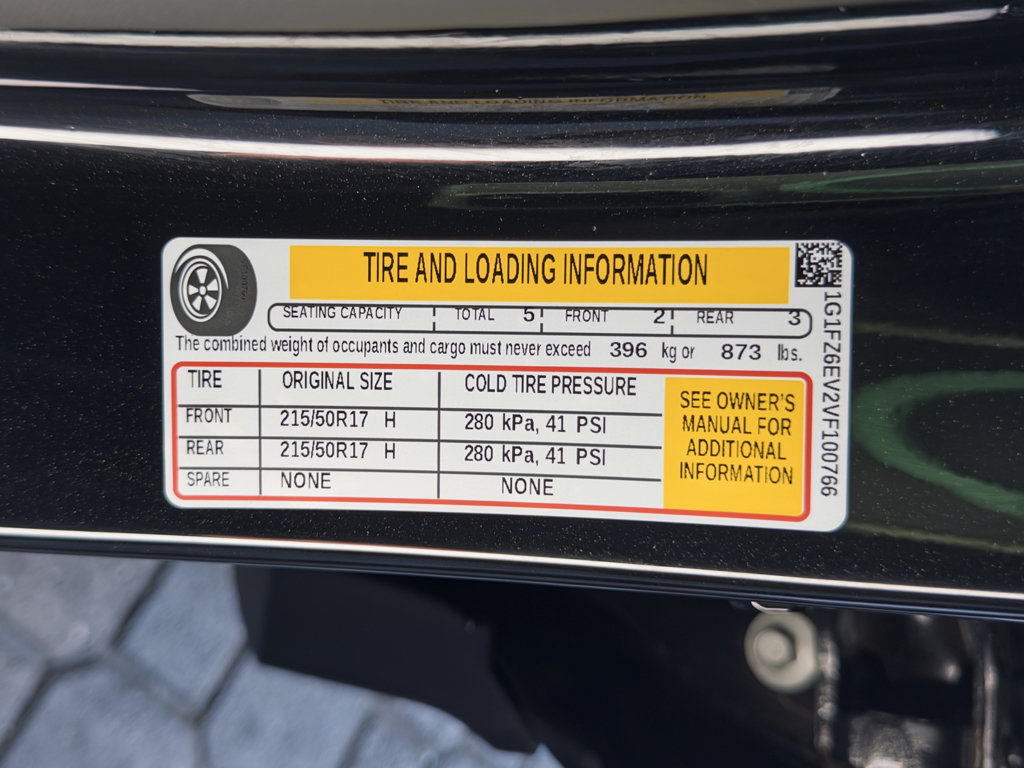 Used 2027 Chevrolet Bolt RS w/ Technology Package FWD image 28