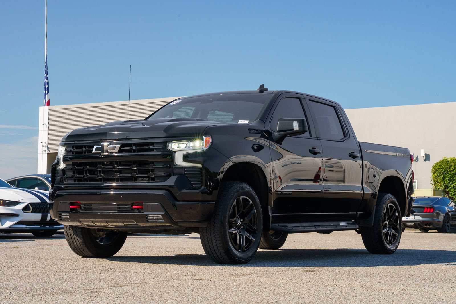 Used 2022 Chevrolet Silverado 1500 LT Trail Boss w/ LT Trail Boss Premium Package AWD/4WD image 3