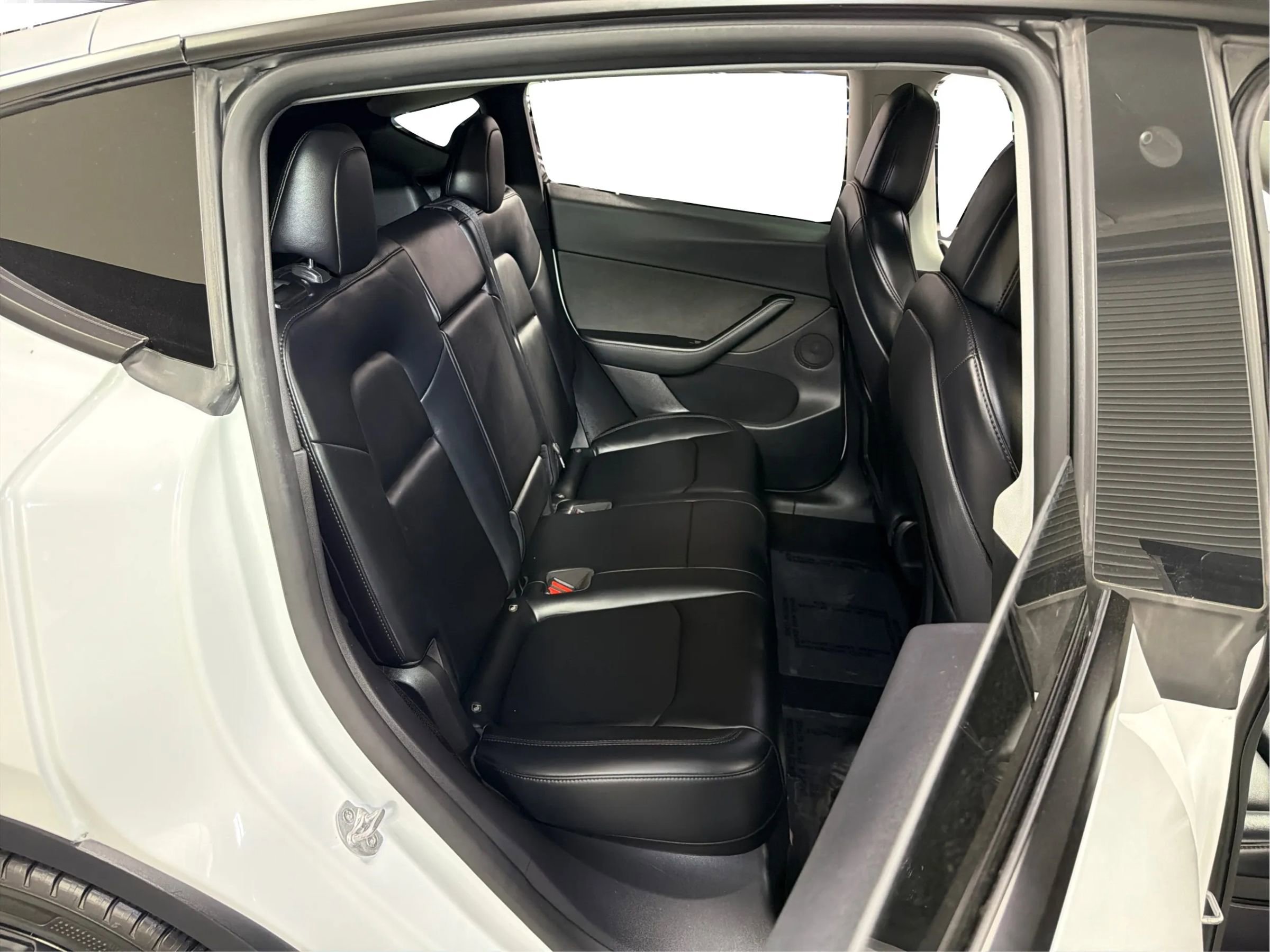 Used 2022 Tesla Model Y Long Range image 25