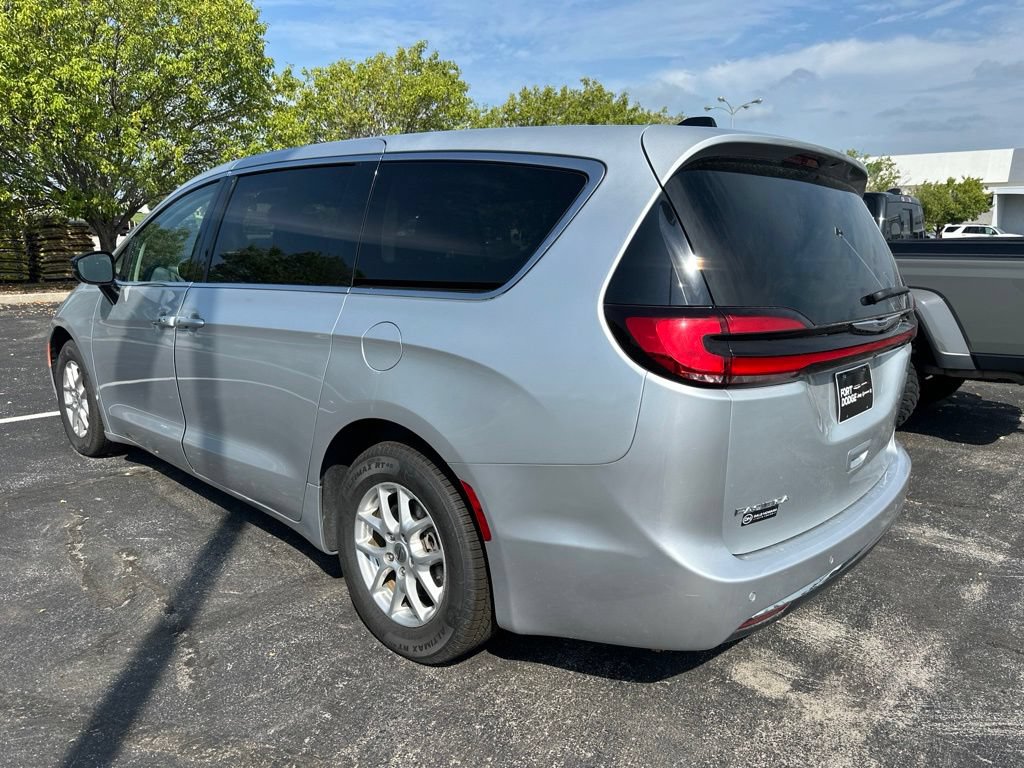 Used 2024 Chrysler Pacifica Touring-L FWD image 3