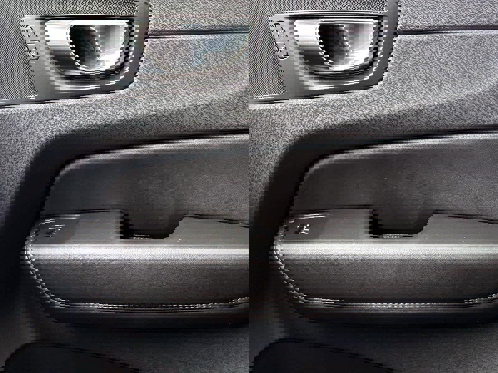 Used 2025 Volvo XC60 B5 Plus image 26