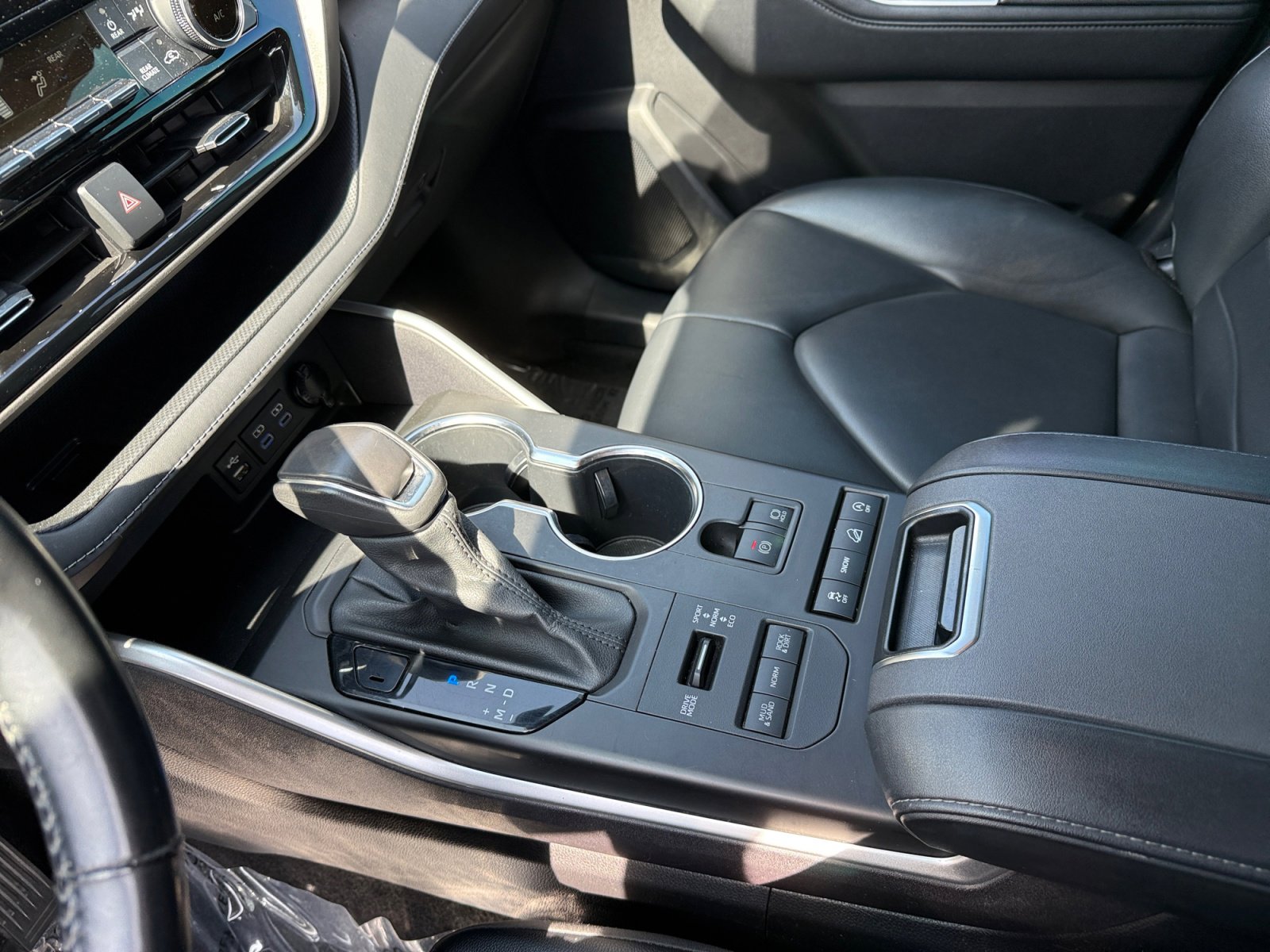 Used 2022 Toyota Highlander XLE AWD/4WD image 13