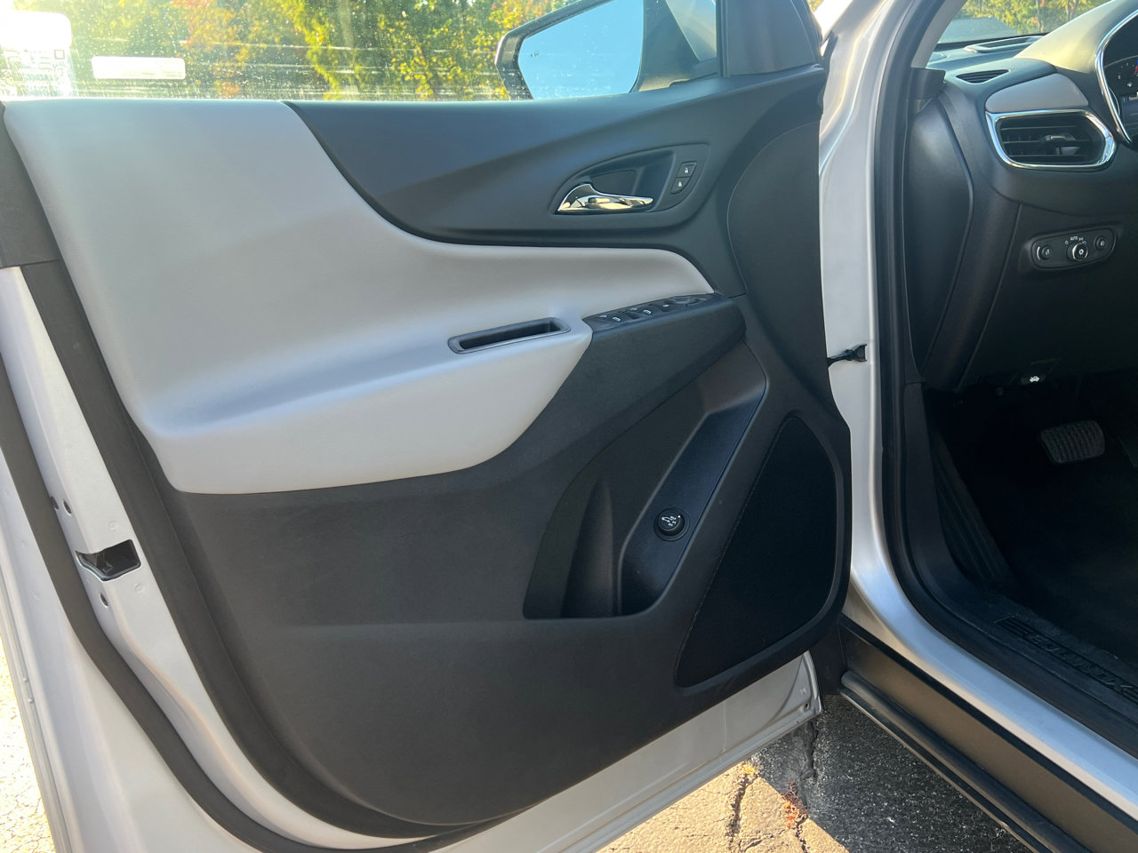 Used 2020 Chevrolet Equinox LT w/ Driver Convenience Package image 13