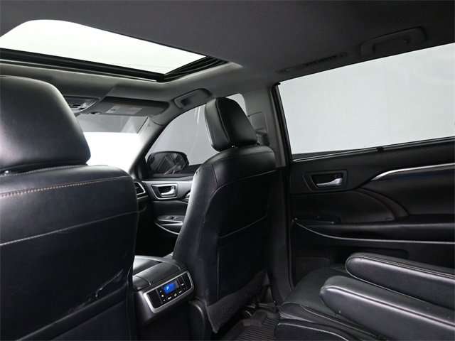 Used 2017 Toyota Highlander Limited image 19