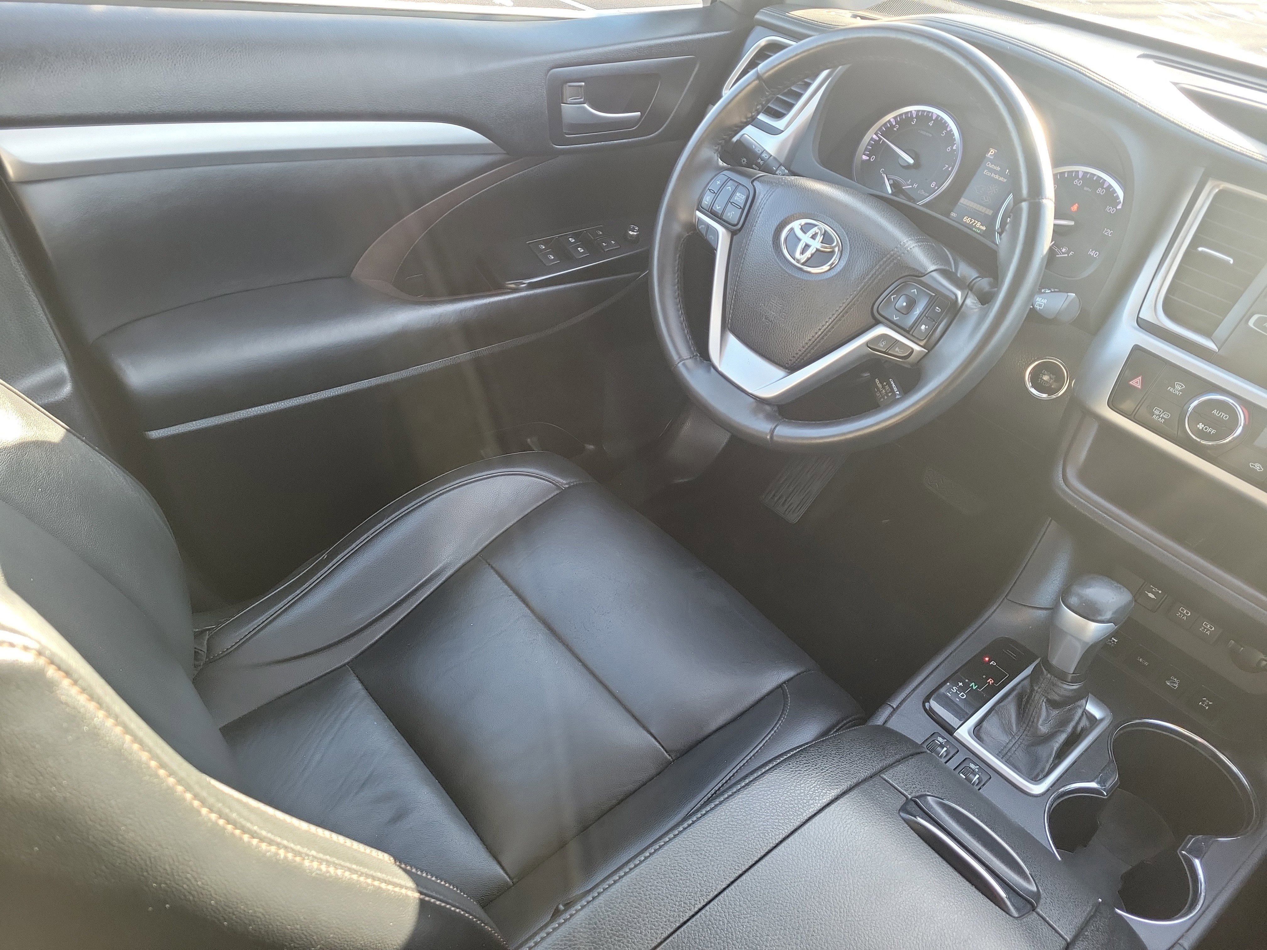 Used 2019 Toyota Highlander XLE image 18