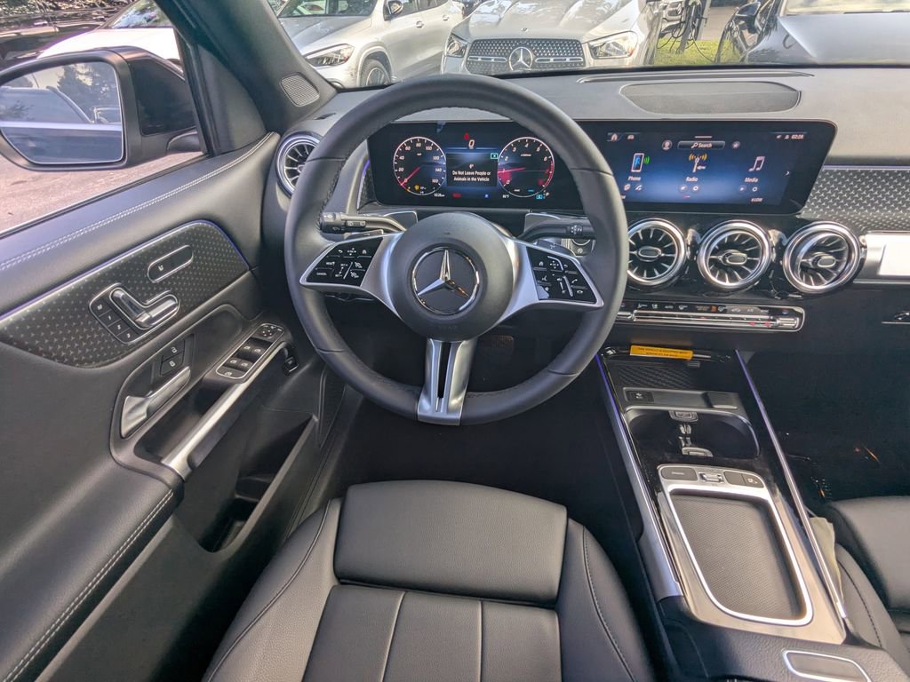 Used 2024 Mercedes-Benz GLB 250 4MATIC image 3